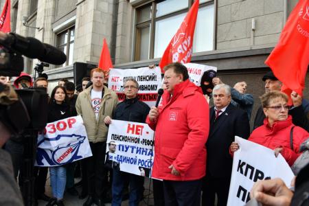 «Нет пенсионному геноциду!» Депутаты-коммунисты провели встречу с избирателями у стен Государственной Думы