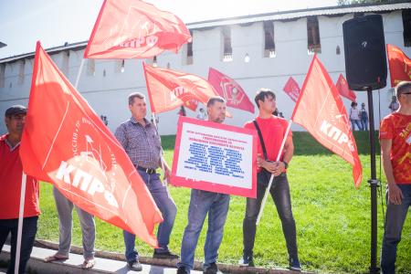 В Астрахани коммунисты провели митинг против социального террора