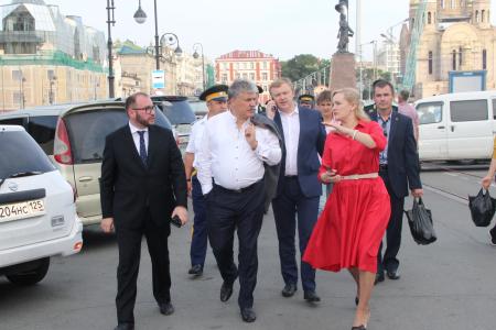 Руководитель совхоза им. Ленина Павел Грудинин и команда КПРФ прибыли во Владивосток