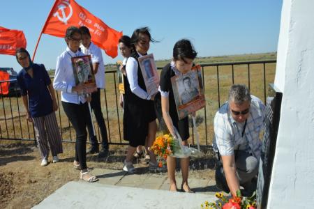 Коммунисты Калмыкии открыли мемориальные плиты на братских могилах погибших в годы войны красноармейцев