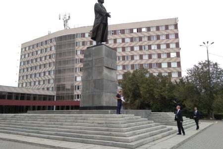 Коммунисты и комсомольцы Оренбурга провели одиночные пикеты в поддержку кандидата в губернаторы Приморья Андрея Ищенко
