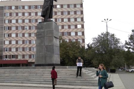 Коммунисты и комсомольцы Оренбурга провели одиночные пикеты в поддержку кандидата в губернаторы Приморья Андрея Ищенко