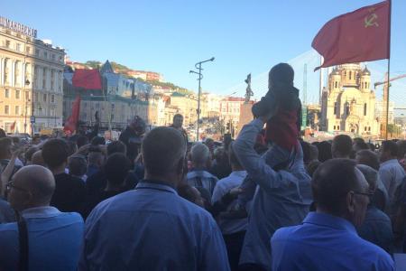 Сторонники КПРФ вернулись к администрации Приморья протестовать против итогов губернаторских выборов
