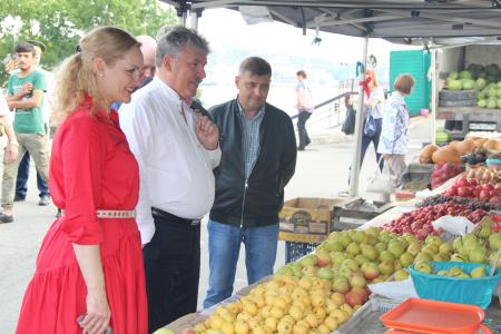 Руководитель совхоза им. Ленина Павел Грудинин и команда КПРФ прибыли во Владивосток