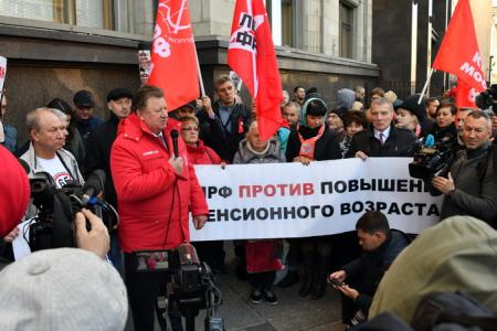 «Нет пенсионному геноциду!» Депутаты-коммунисты провели встречу с избирателями у стен Государственной Думы