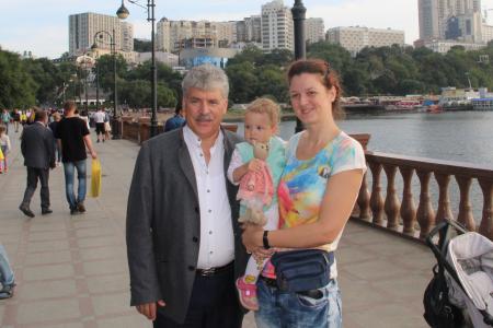 Руководитель совхоза им. Ленина Павел Грудинин и команда КПРФ прибыли во Владивосток