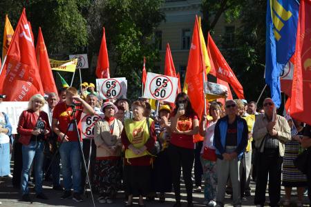 В Астрахани прошел митинг объединенной оппозиции против пенсионного ограбления