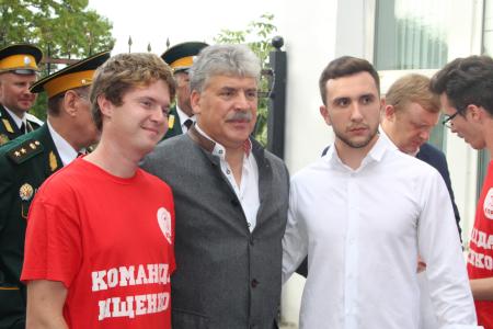 Руководитель совхоза им. Ленина Павел Грудинин и команда КПРФ прибыли во Владивосток