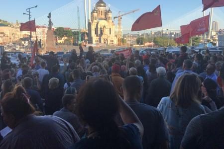 Сторонники КПРФ вернулись к администрации Приморья протестовать против итогов губернаторских выборов