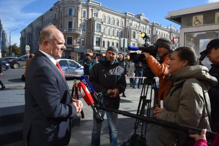 Г.А. Зюганов принял участие в открытии мемориальной доски в память о Ю.Д. Маслюкове
