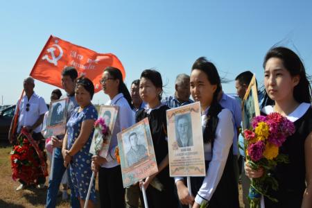Коммунисты Калмыкии открыли мемориальные плиты на братских могилах погибших в годы войны красноармейцев