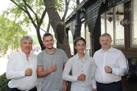 Руководитель совхоза им. Ленина Павел Грудинин и команда КПРФ прибыли во Владивосток