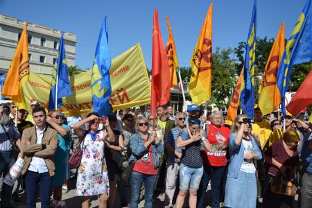 В Астрахани прошел митинг объединенной оппозиции против пенсионного ограбления