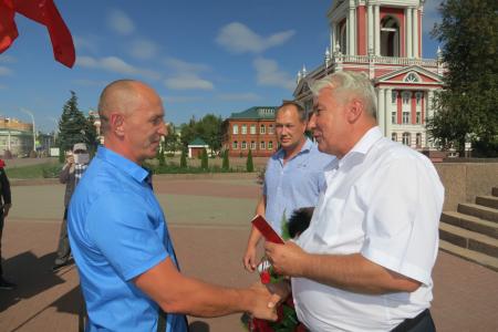 Коммунисты Тамбова возложили венки и цветы к памятнику Зое Космодемьянской