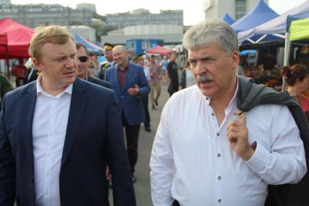 Руководитель совхоза им. Ленина Павел Грудинин и команда КПРФ прибыли во Владивосток