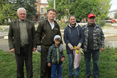 Кировская область. «Мы наивно полагали, что увидим массу людей, жаждущих навести чистоту в родном городе». Коммунисты Орловского горкома КПРФ вышли на субботник
