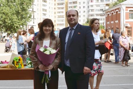 Депутаты-коммунисты и их помощники пришли в рязанские школы с приветственными адресами