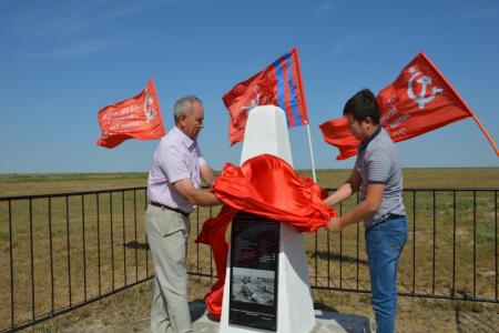 Коммунисты Калмыкии открыли мемориальные плиты на братских могилах погибших в годы войны красноармейцев