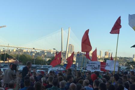 Сторонники КПРФ вернулись к администрации Приморья протестовать против итогов губернаторских выборов