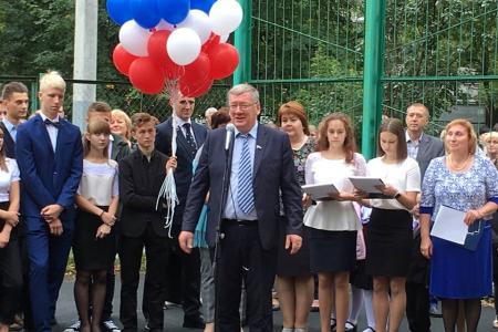 Нижегородская область. Депутаты-коммунисты в День знаний выступили на школьных линейках