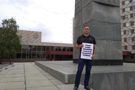 Коммунисты и комсомольцы Оренбурга провели одиночные пикеты в поддержку кандидата в губернаторы Приморья Андрея Ищенко