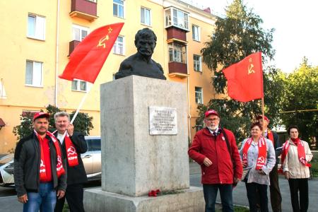 Курган. Преемственность поколений. Комиссарам Советской власти посвящается