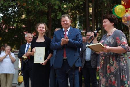 Московская область. Владимир Кашин поздравил учеников и учителей Дубровицкой средней школы с Днём знаний