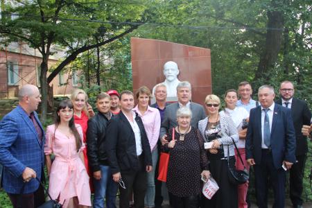 Руководитель совхоза им. Ленина Павел Грудинин и команда КПРФ прибыли во Владивосток