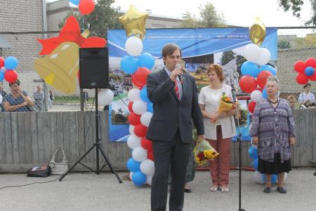 Депутаты-коммунисты и их помощники пришли в рязанские школы с приветственными адресами