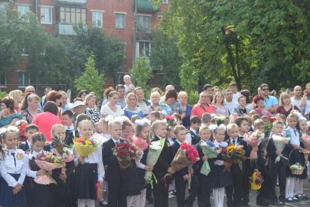 Московская область. В День знаний депутат-коммунист Александр Наумов принял участие в торжественной линейке в школе №15  Подольска