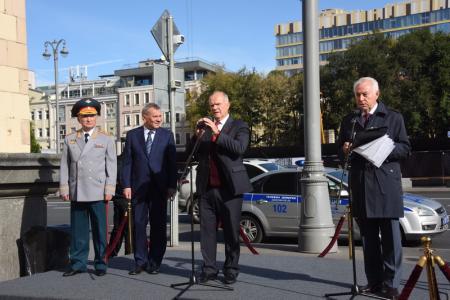 Г.А. Зюганов принял участие в открытии мемориальной доски в память о Ю.Д. Маслюкове