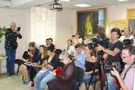 Руководитель совхоза им. Ленина Павел Грудинин и команда КПРФ прибыли во Владивосток