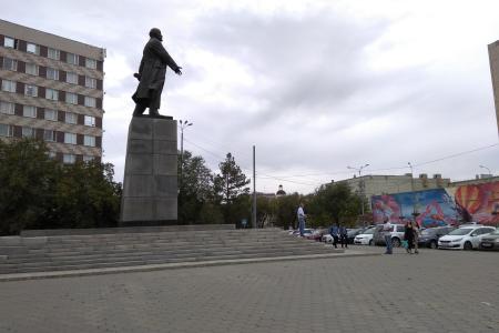 Коммунисты и комсомольцы Оренбурга провели одиночные пикеты в поддержку кандидата в губернаторы Приморья Андрея Ищенко