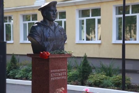 Московская область. Владимир Кашин поздравил учеников и учителей Дубровицкой средней школы с Днём знаний