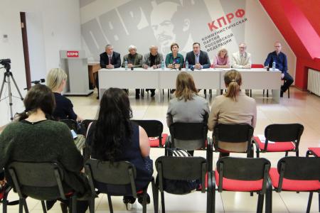 В Амурском отделении КПРФ на встрече с журналистами подвели итоги избирательной кампании и рассказали о планах работы в органах власти
