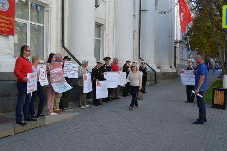 Севастопольские коммунисты и Союз советских офицеров пикетируют Законодательное собрание города