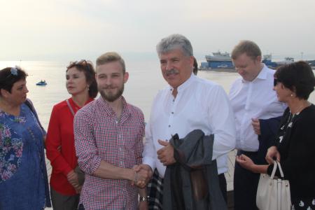 Руководитель совхоза им. Ленина Павел Грудинин и команда КПРФ прибыли во Владивосток