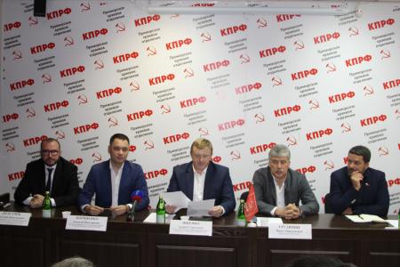 Руководитель совхоза им. Ленина Павел Грудинин и команда КПРФ прибыли во Владивосток