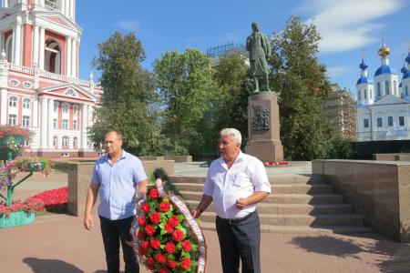 Коммунисты Тамбова возложили венки и цветы к памятнику Зое Космодемьянской