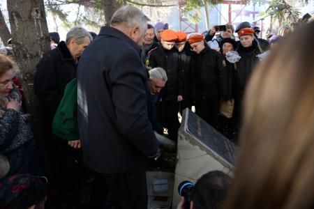 «Мы завидуем комсомольцам 2018 года»: Капсулу 50-летней давности вскрыли в Дзержинском районе Новосибирска