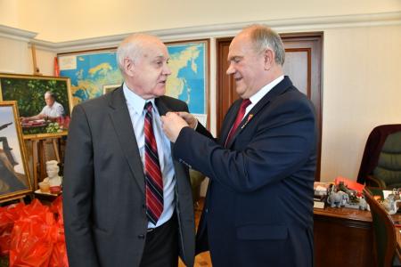 В честь столетия Ленинского комсомола Г.А. Зюганов наградил ветеранов спорта