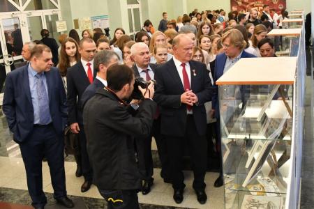 «Эпоха юности и побед». В Госдуме открылась выставка, посвященная 100-летию Ленинского Комсомола