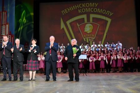 В новый век мы вступаем с высоко поднятой головой! 