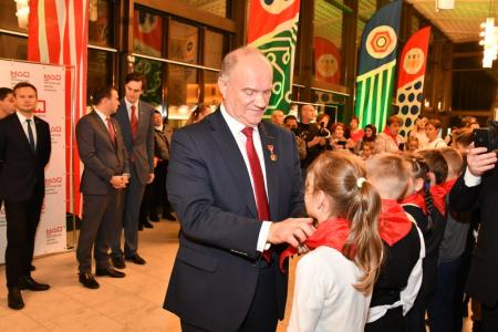 В новый век мы вступаем с высоко поднятой головой! 