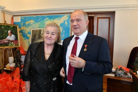 В честь столетия Ленинского комсомола Г.А. Зюганов наградил ветеранов спорта