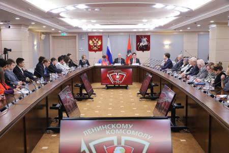 В Мосгордуме прошел круглый стол, посвященный 100-летию Ленинского Комсомола