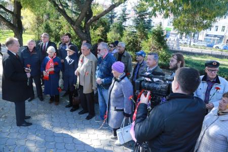 Омские коммунисты почтили память защитников Белого дома