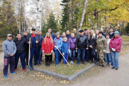 Новосибирские коммунисты очистили от мусора Сквер Героев революции 