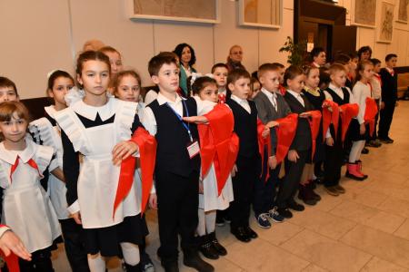В новый век мы вступаем с высоко поднятой головой! 