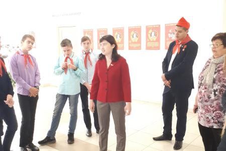 Пионерия Рязанской области посетила выставку в библиотеке имени А.М. Горького, посвященную 100-летию комсомола
